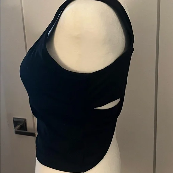 Black Sleeveless Cross-Back Yoga Top with Built in Bra - Picture 4 of 4